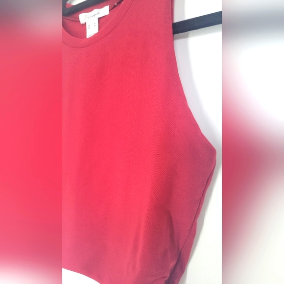 Sleevless Crop Top - Picture 2 of 2